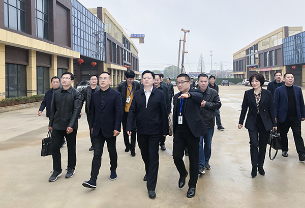 bifa必发集团董事长冯卫兵与临湘市委副书记、市长廖星辉敦睦互换(图1)