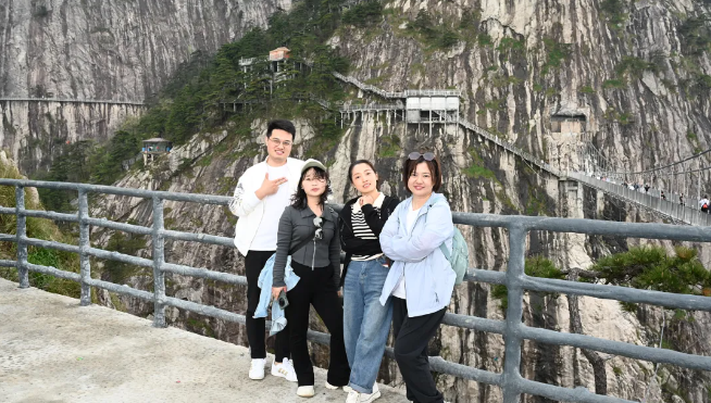 pg电子游戏试玩风管销售中心员工在安徽明堂山景区照片