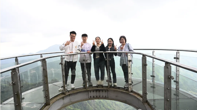 pg电子游戏试玩风管销售中心员工在安徽明堂山景区照片